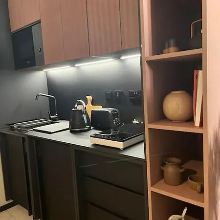 Apartament 85, *