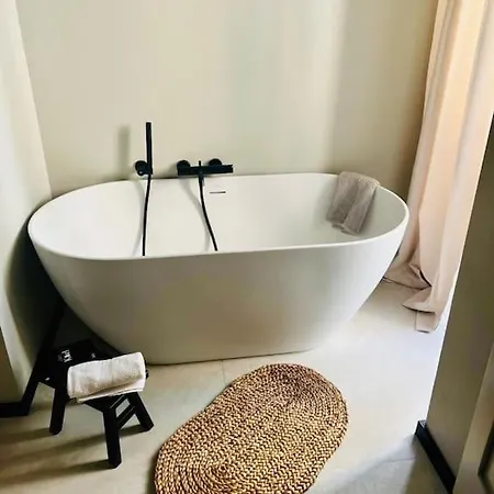 Apartament 85, *