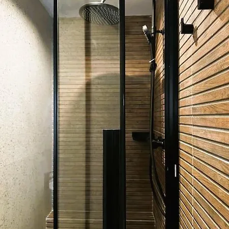 85, Apartman Floriana